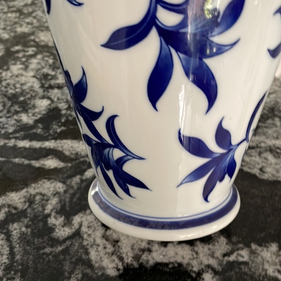 Porcelain Vase Made In China - Picture 4 of 5